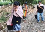 Kemarau Menggigit! Warga Jatinegara Tegal Terpaksa Mandi di Pinggir Sawah . Bertahan Hidup