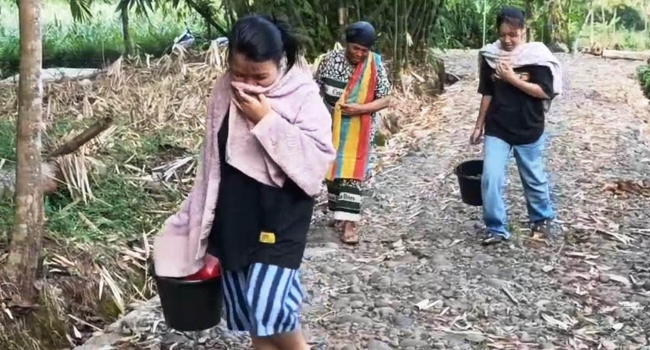 Kemarau Menggigit! Warga Jatinegara Tegal Terpaksa Mandi di Pinggir Sawah . Bertahan Hidup
