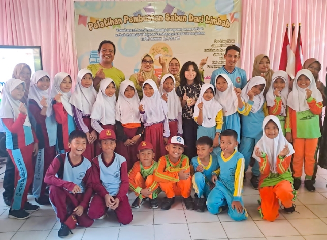 Dari Limbah Jadi Berkah! Pelajar SMA dari Amerika Serikat Ajak Siswa SD di Kabupaten Tegal Sulap Minyak Jelantah Menjadi Sabun Bernilai Ekonomi
