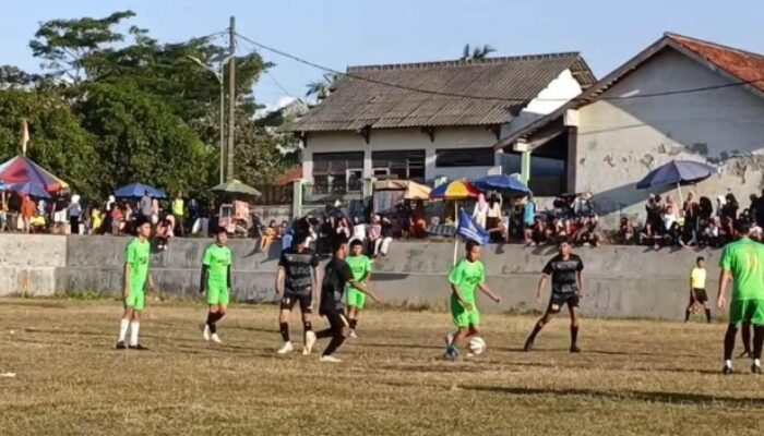 Lapangan Jadi Motor Ekonomi! Turnamen Sepak Bola Karang Taruna Baurekso Sukses Hidupkan UMKM dan Satukan Warga Dukuhbangsa