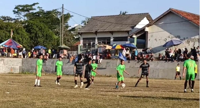 Lapangan Jadi Motor Ekonomi! Turnamen Sepak Bola Karang Taruna Baurekso Sukses Hidupkan UMKM dan Satukan Warga Dukuhbangsa