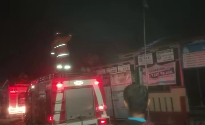 DINI HARI MENCEKAM! KANTOR BALAI DESA LUMINGSER DILALAP API, KORSLETING DIDUGA JADI PEMICU