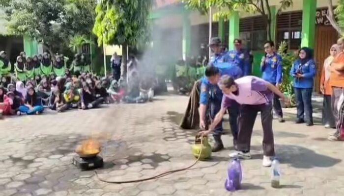 Sirene Damkar Menggema di SMP Ma’arif NU Dukuhwaru, 357 Siswa Dibekali Jurus Hadapi Kebakaran