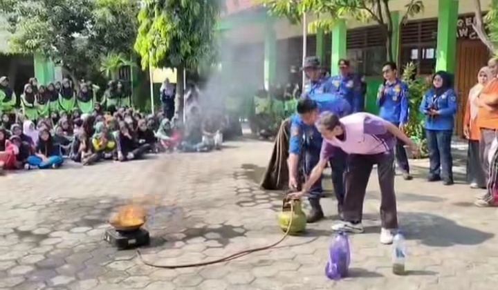 Sirene Damkar Menggema di SMP Ma’arif NU Dukuhwaru, 357 Siswa Dibekali Jurus Hadapi Kebakaran