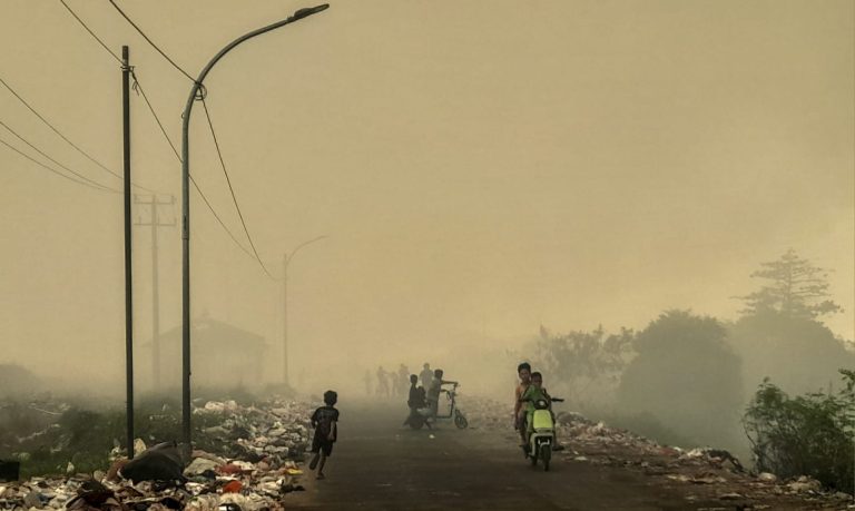 TPA Jatiwaringin Kebakaran, Forkopimcam Rajeg Gerak Cepat Evakuasi Warga dan Bagikan Masker
