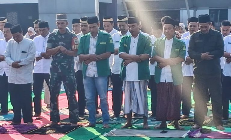 Terdampak Kebakaran TPA Jatiwaringin, Kecamatan Rajeg Gelar Salat Tolak Bala Bersama Unsur Tiga Pilar