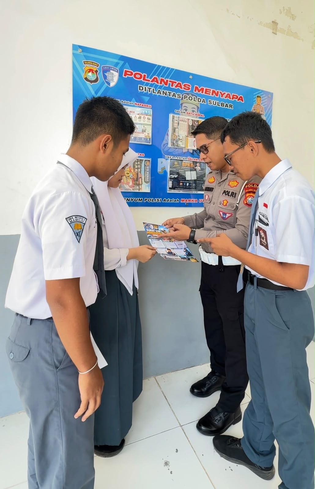 Ditlantas Polda Sulbar Pasang Mading Edukatif di SMA Negeri 1 Mamuju: Wadah Belajar Tertib dan Selamat