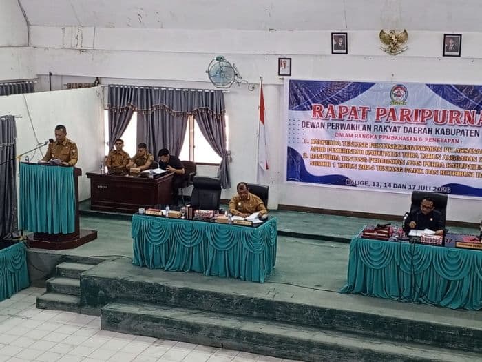 Bupati Toba Effendi Napitupulu saat Rapat Paripurna DPRD Toba