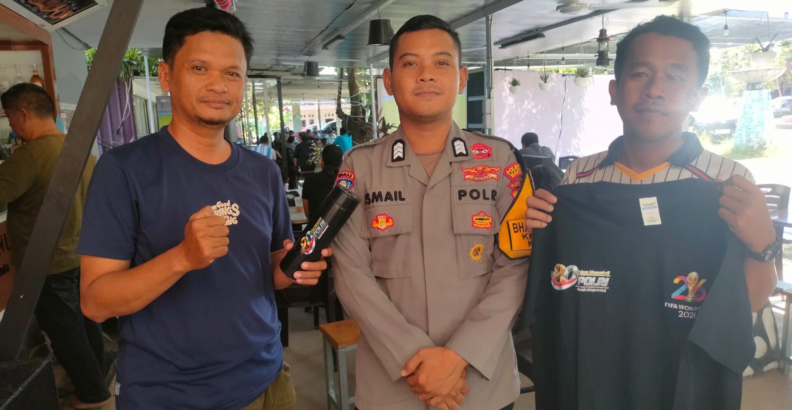 Nobar Piala Dunia Makin Meriah, Polresta Mamuju Hadirkan Keamanan dan Kejutan Souvenir untuk Warga