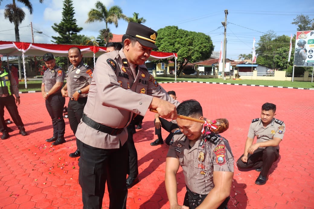 Kapolres AKBP V.J Parapaga Pimpin Upacara Kenaikan Pangkat 38 Personel Polres Toba Periode 1 Juli 2026