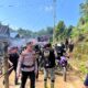 Polsek Mambi Kawal Event “Jelajah Alam Ma’Dua Taking Tallu Sulekka”, 150 Raider Ikuti Balap Bebek Trail di Desa Salualo