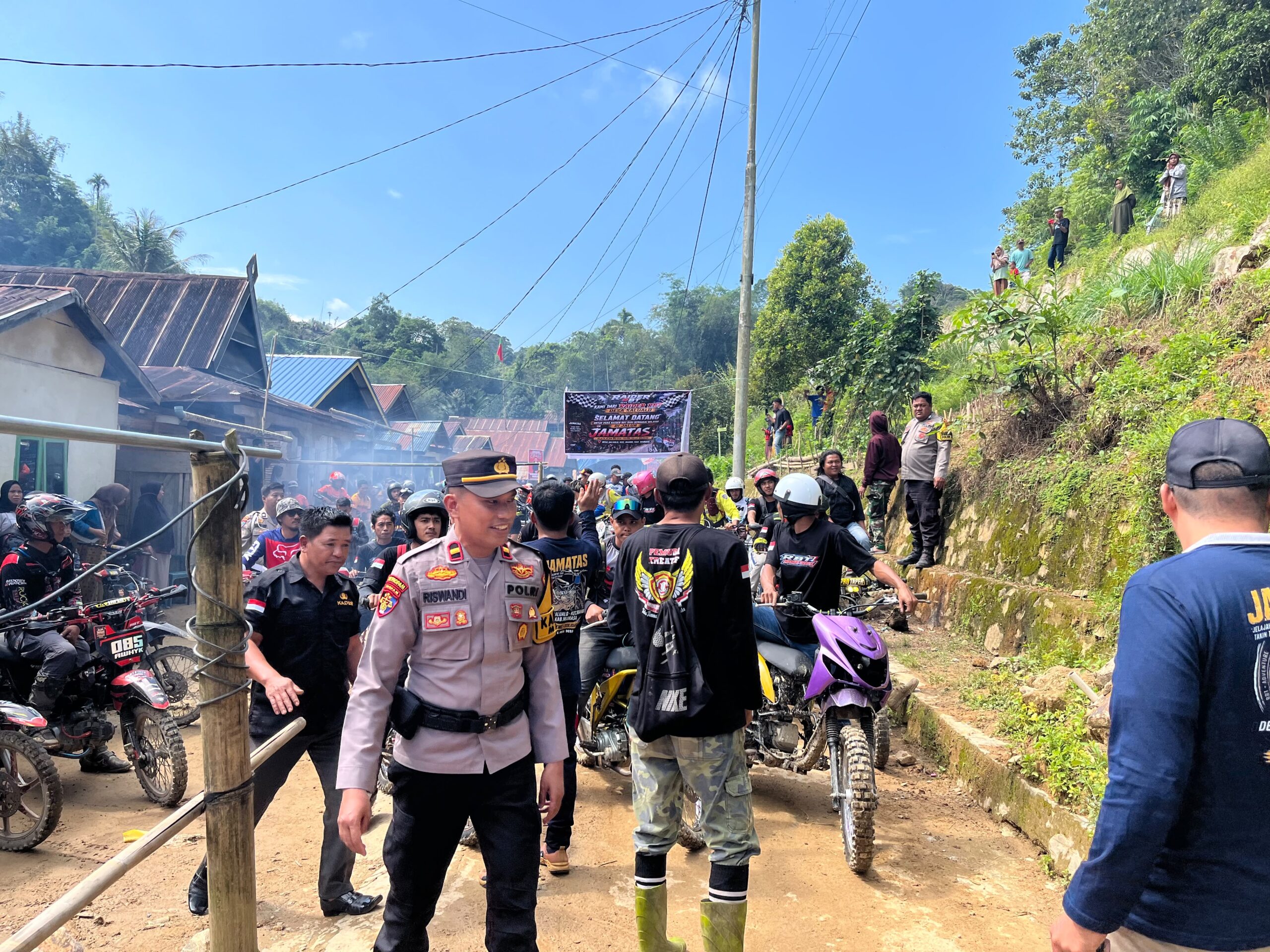 Polsek Mambi Kawal Event “Jelajah Alam Ma’Dua Taking Tallu Sulekka”, 150 Raider Ikuti Balap Bebek Trail di Desa Salualo