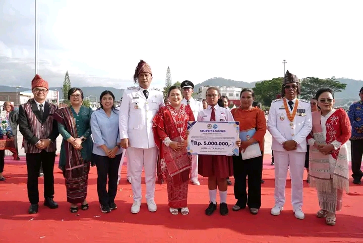 Semarak HUT Ke – 81 RI di Toba,Bupati Serahkan Hadiah Pemenang Lomba