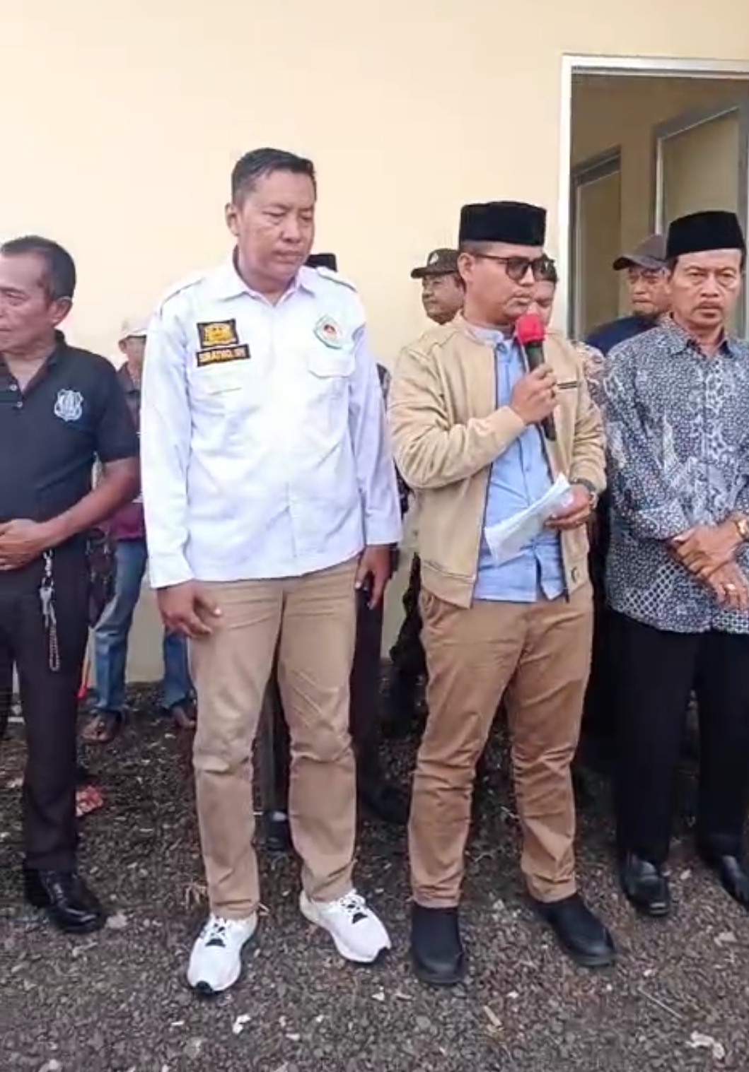 BPD dan Masyarakat Desa Burangkeng Bekukan Panitia Pilkades