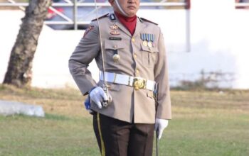 Sorotan Tertuju Padanya! AKP Johanes Montolalu Gagah Pimpin Penurunan Bendera HUT RI ke-81 di Minsel