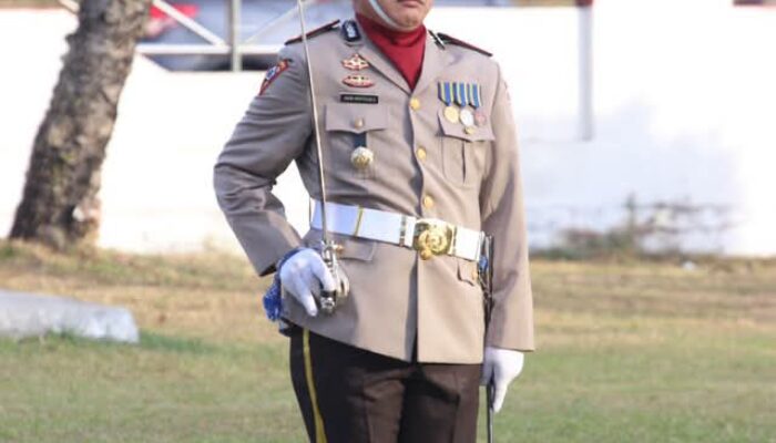 Sorotan Tertuju Padanya! AKP Johanes Montolalu Gagah Pimpin Penurunan Bendera HUT RI ke-81 di Minsel