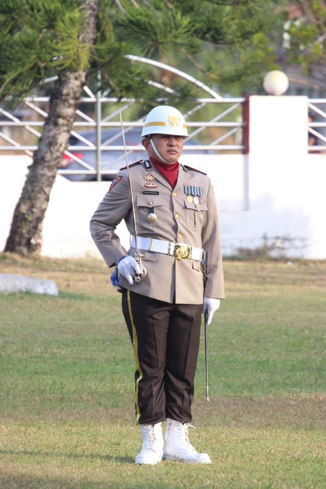 Sorotan Tertuju Padanya! AKP Johanes Montolalu Gagah Pimpin Penurunan Bendera HUT RI ke-81 di Minsel