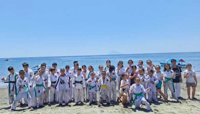 Ditempa Mental dan Disiplin di Pantai Manggatasik, Puluhan Kohai DOJO Tareran United dan DOJO Suluun Tareran Resmi Sandang Sabuk Baru