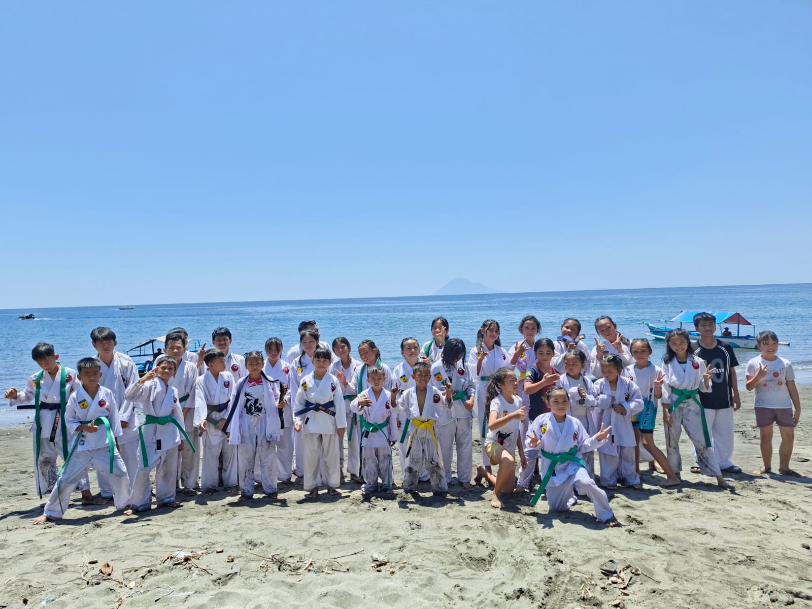 Ditempa Mental dan Disiplin di Pantai Manggatasik, Puluhan Kohai DOJO Tareran United dan DOJO Suluun Tareran Resmi Sandang Sabuk Baru