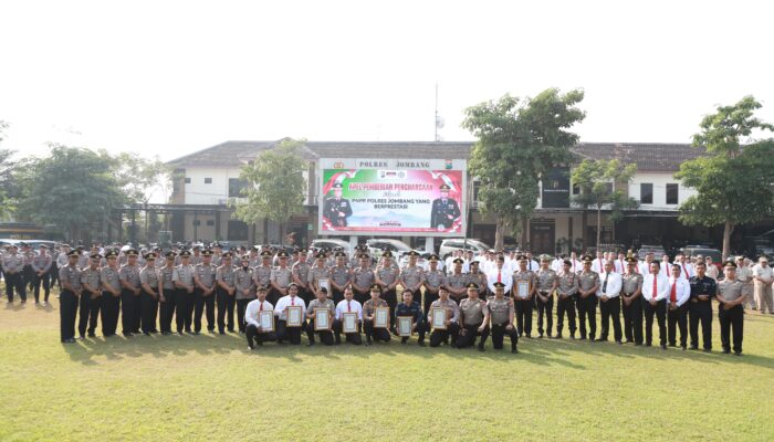 Kapolres Jombang Berikan Penghargaan kepada Personel Berprestasi, Tegaskan Komitmen Zero Miras dan Kesiapan Pengamanan Muktamar NU ke-35