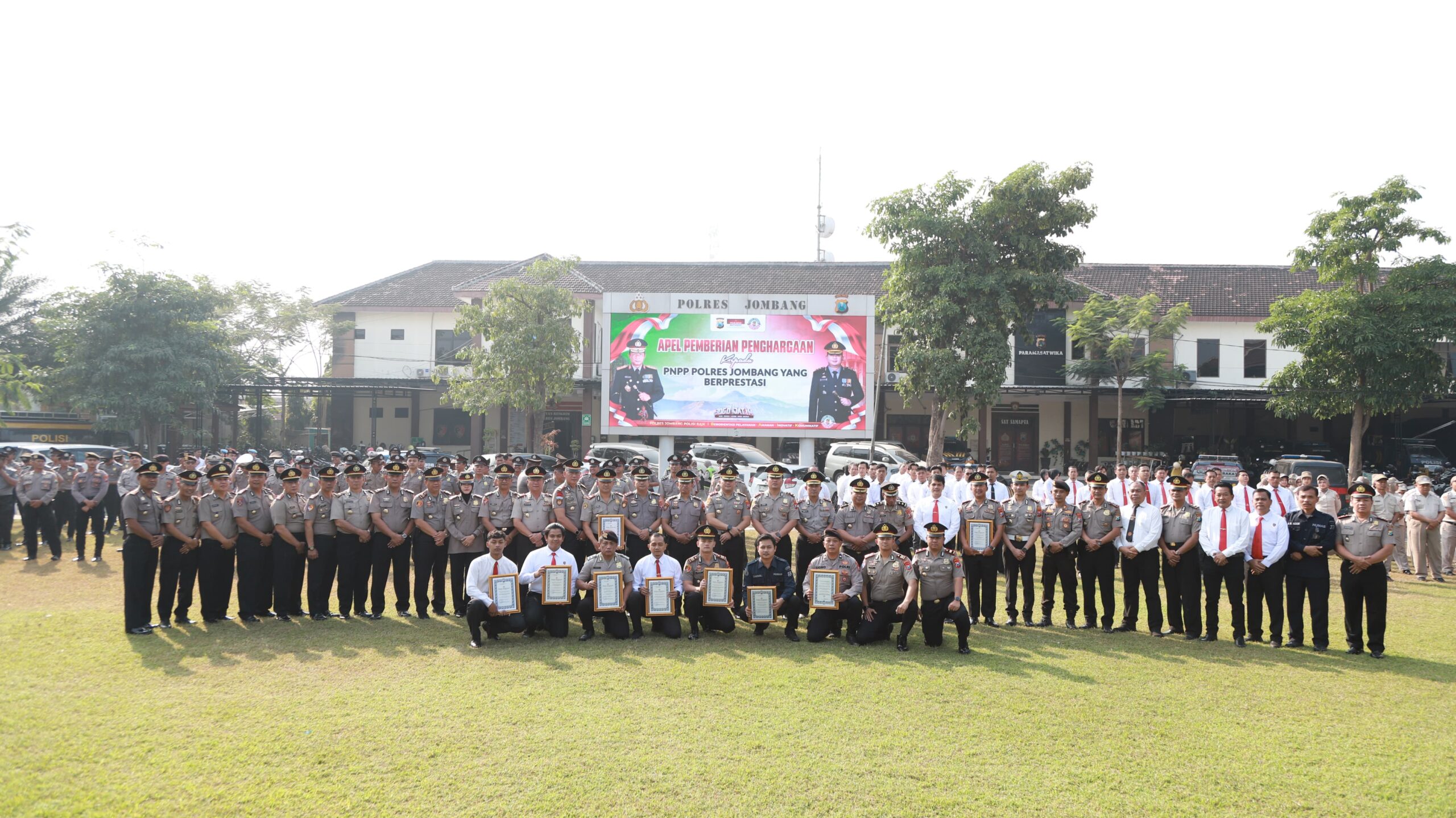 Kapolres Jombang Berikan Penghargaan kepada Personel Berprestasi, Tegaskan Komitmen Zero Miras dan Kesiapan Pengamanan Muktamar NU ke-35