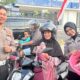 Pengendara Tertib Dapat Hadiah Cabe Segar Hasil Panen Ditlantas Polda Sulbar