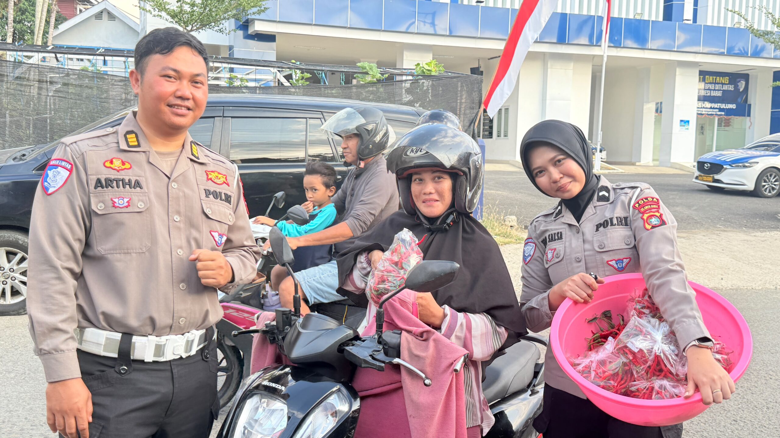 Pengendara Tertib Dapat Hadiah Cabe Segar Hasil Panen Ditlantas Polda Sulbar