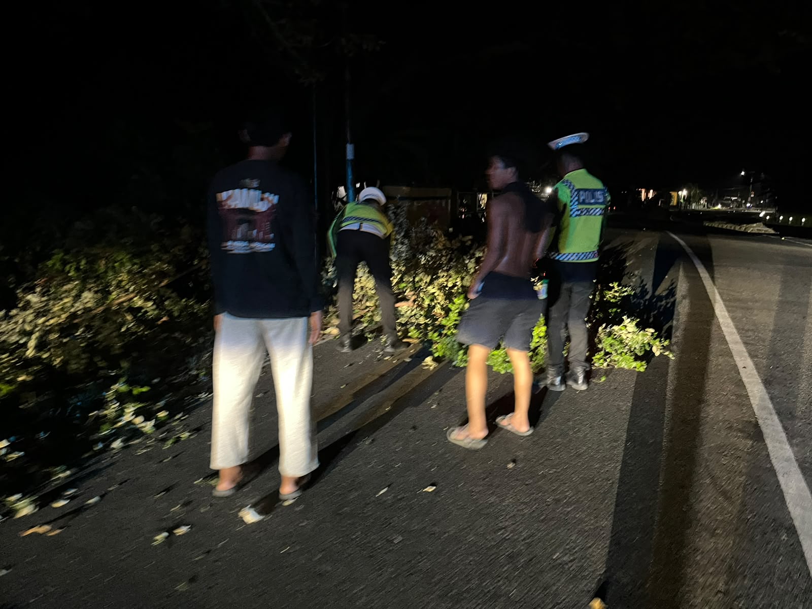 Polantas Polda Sulbar: Hadir Sebagai Solusi, Bersihkan Tumpukan Ranting . Keselamatan Pengguna Jalan