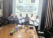 Jonnedy Marbun Asisten Pemerintah dan Kesra Setdakab Kabupaten Tapanuli Tengah,Menerima Seluruh Dokumen DPC PJS TapTeng