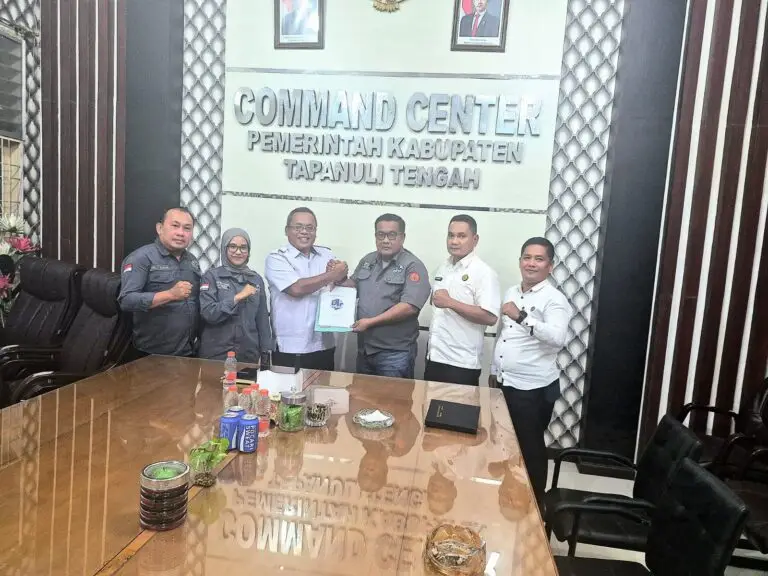 Jonnedy Marbun Asisten Pemerintah dan Kesra Setdakab Kabupaten Tapanuli Tengah,Menerima Seluruh Dokumen DPC PJS TapTeng