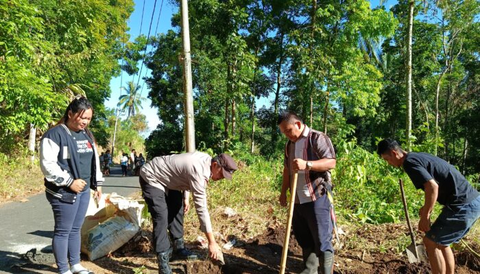 Kolaborasi Hebat! Bhabinkamtibmas Polsek Tareran Dampingi Lahirnya Ikon Baru Desa Koreng