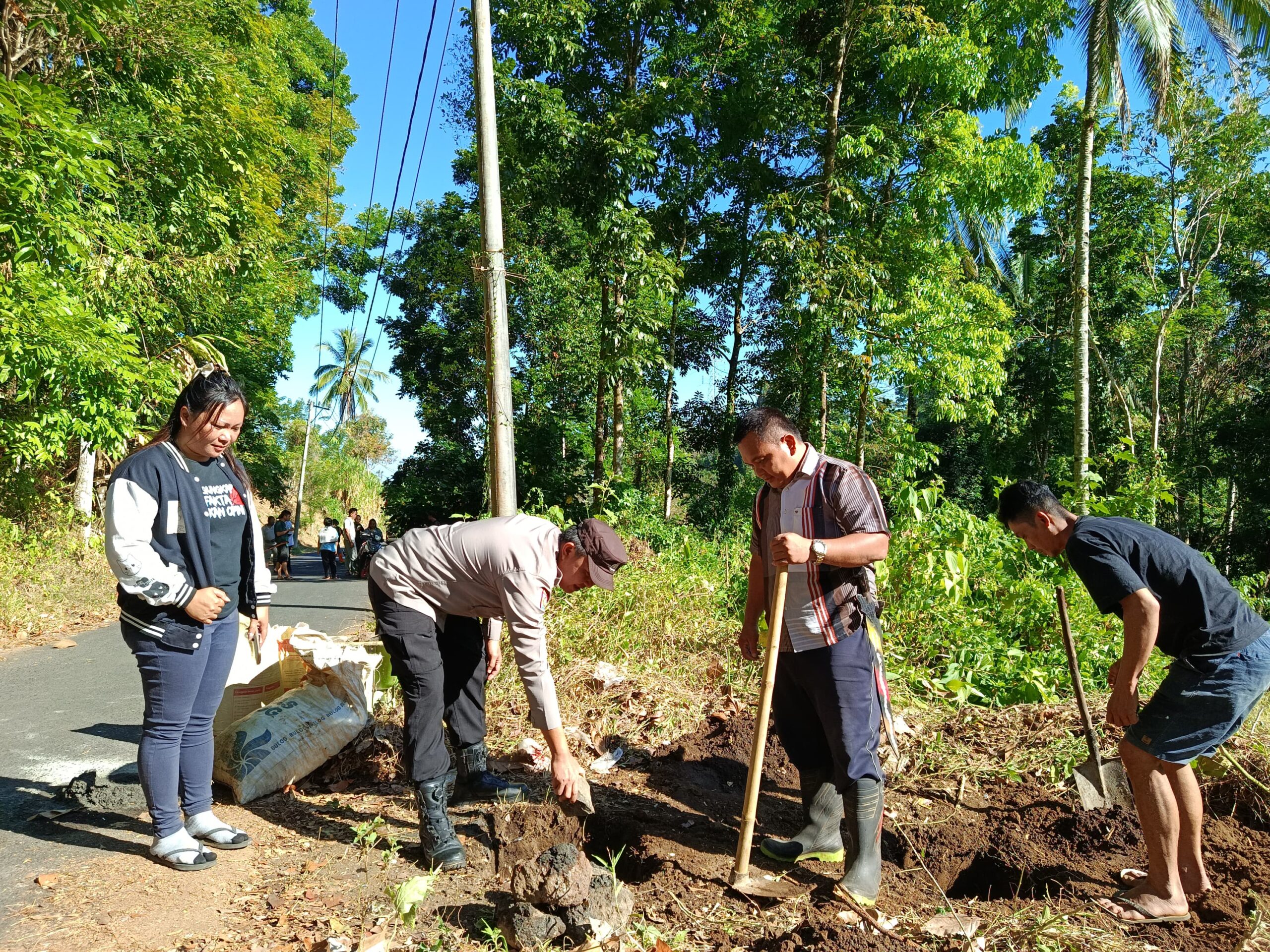 Kolaborasi Hebat! Bhabinkamtibmas Polsek Tareran Dampingi Lahirnya Ikon Baru Desa Koreng