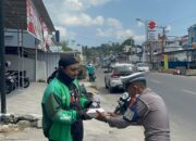 Polantas Polda Sulbar Tebar Kebaikan: Jumat Berkah, Berbagi Senyum dan Peduli Sepenuh Hati