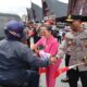 Kapolres Bersama Forkopimda Toba Bagikan Bendera Merah Putih,Wujudkan Semangat Persatuan dan Nasionalisme di Masyarakat