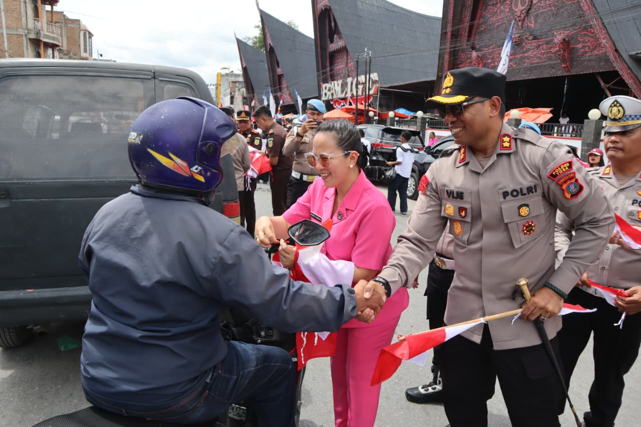 Kapolres Bersama Forkopimda Toba Bagikan Bendera Merah Putih,Wujudkan Semangat Persatuan dan Nasionalisme di Masyarakat