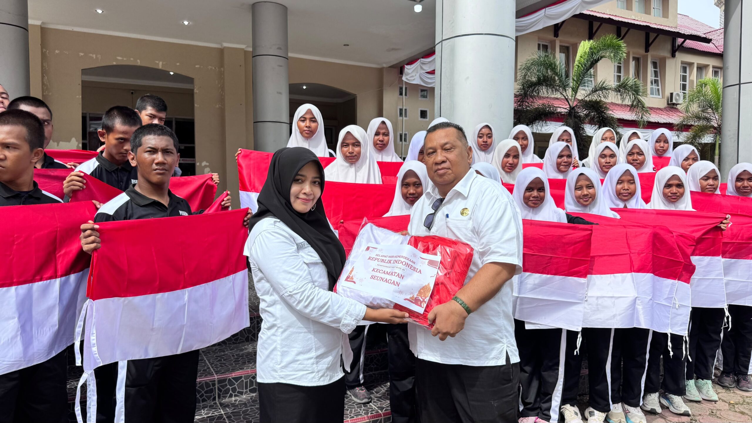 Sambut HUT Ke-81 RI, Pemkab Nagan Raya Bagikan 3.000 Bendera Merah Putih