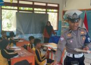Ditlantas Polda Sulbar Bagikan Bendera Merah Putih di SD Lengke: Tanamkan Cinta Tanah Air Sejak Dini