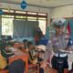 Ditlantas Polda Sulbar Bagikan Bendera Merah Putih di SD Lengke: Tanamkan Cinta Tanah Air Sejak Dini