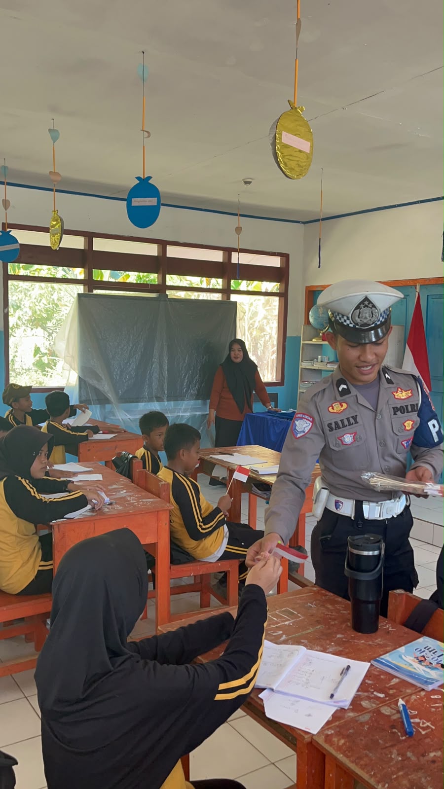 Ditlantas Polda Sulbar Bagikan Bendera Merah Putih di SD Lengke: Tanamkan Cinta Tanah Air Sejak Dini