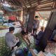 Wujud Kepedulian, Kapolsek Tanjung Raja Salurkan Bantuan untuk Lansia Korban Pohon Tumbang di Ulak Kerbau Lama