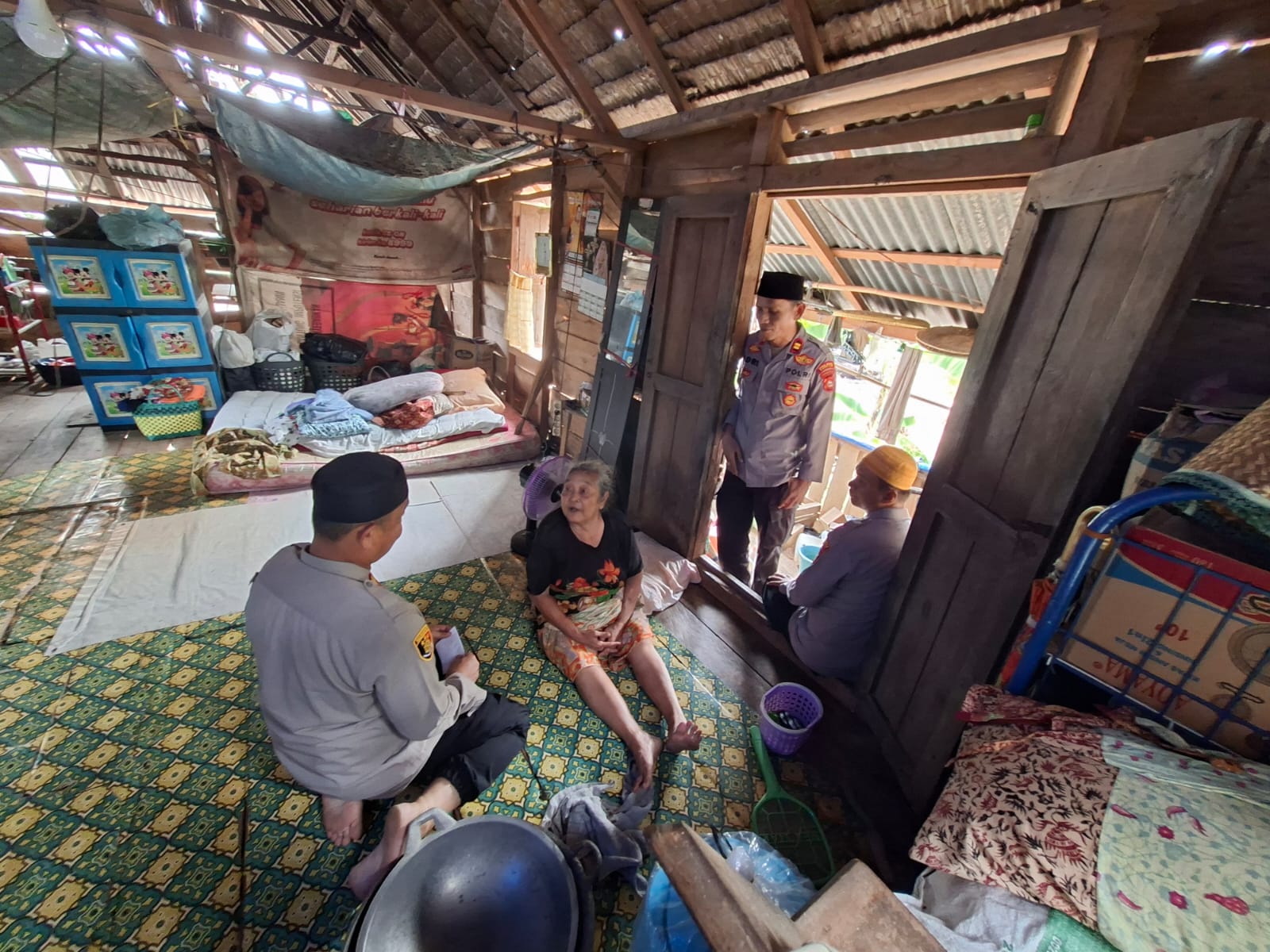 Wujud Kepedulian, Kapolsek Tanjung Raja Salurkan Bantuan untuk Lansia Korban Pohon Tumbang di Ulak Kerbau Lama