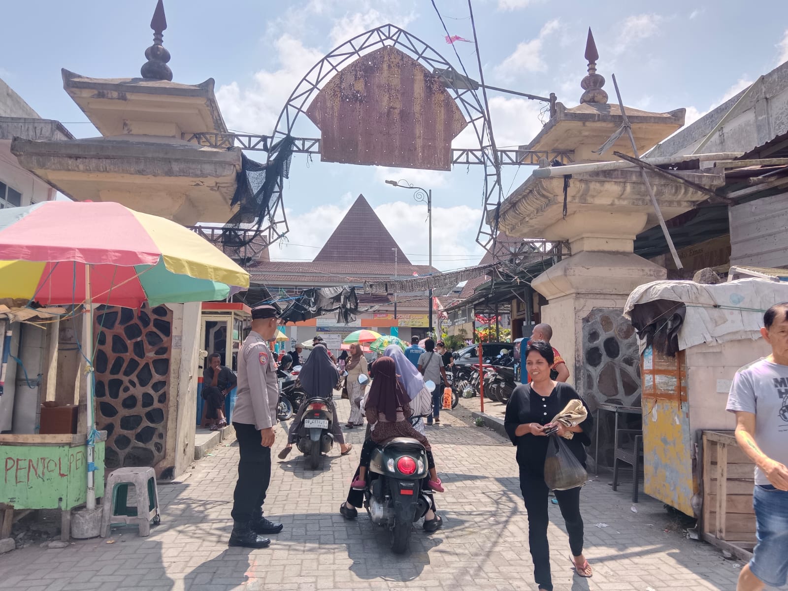 Bhabinkamtibmas dan Babinsa Laksanakan Pemantauan Kamtibmas Serta Kebersihan di Pasar Renteng
