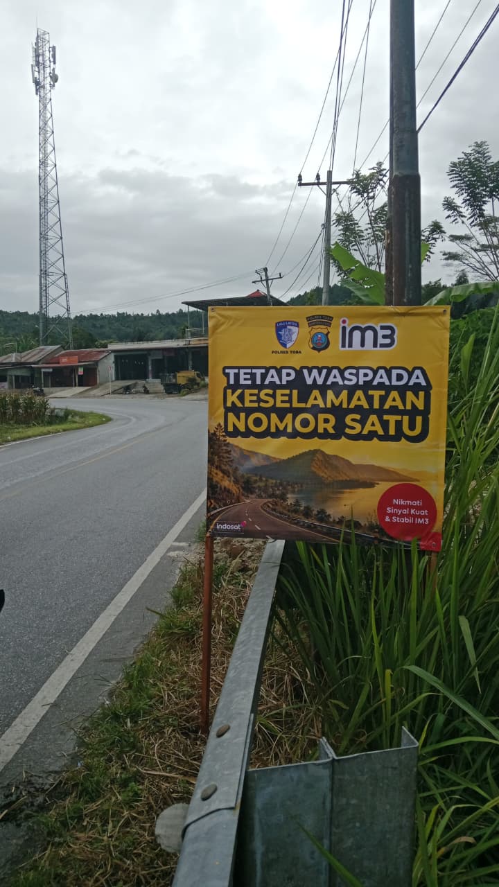 Kecelakaan Sering Terjadi.Satlantas Polres Toba Pasang Rambu Di Titik Jalur Rawan,Tekan Resiko Kecelakaan Lalulintas