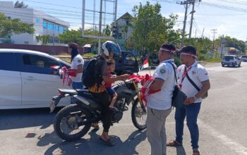 IWO dan PJS Bagikan Merah Putih, Kobarkan Semangat Persatuan di Hari Perdamaian Aceh IWO dan PJS Bagikan Merah Putih, Kobarkan Semangat Persatuan di Hari Perdamaian Aceh