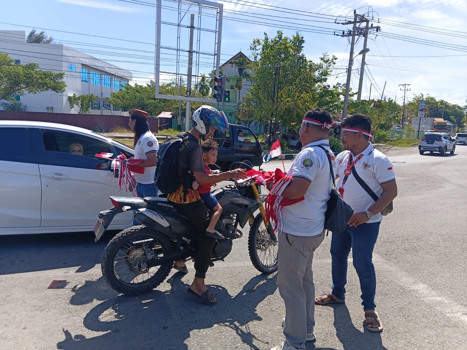 IWO dan PJS Bagikan Merah Putih, Kobarkan Semangat Persatuan di Hari Perdamaian Aceh