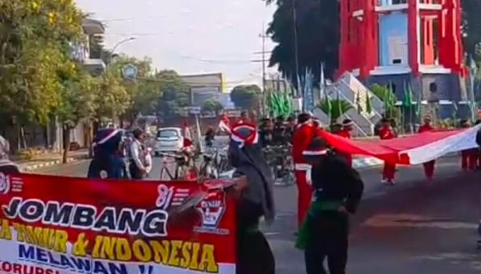 Kirab Merah Putih PNIB Di Jombang: Gema Kemerdekaan, Sambut Muktamar NU Ke-35 & Solidaritas Untuk Flores NTT