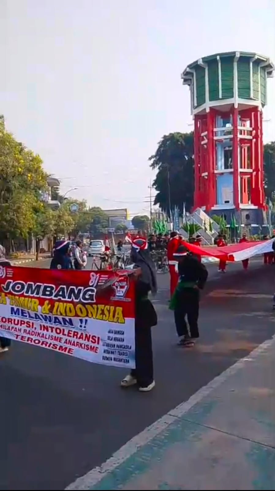 Kirab Merah Putih PNIB Di Jombang: Gema Kemerdekaan, Sambut Muktamar NU Ke-35 & Solidaritas Untuk Flores NTT