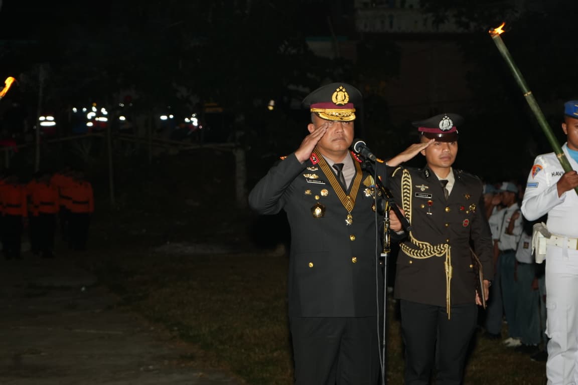 Di Bawah Pendar Obor Malam Sakral Kemerdekaan, Kapolda Sulbar Pimpin Janji Setia Jaga Kedaulatan Bangsa
