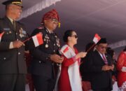 Kapolres Toba Didampingi Ketua Bhayangkari Hadiri Pawai Karnaval HUT RI Ke- 81 Tahun