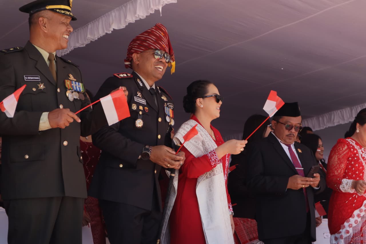 Kapolres Toba Didampingi Ketua Bhayangkari Hadiri Pawai Karnaval HUT RI Ke- 81 Tahun